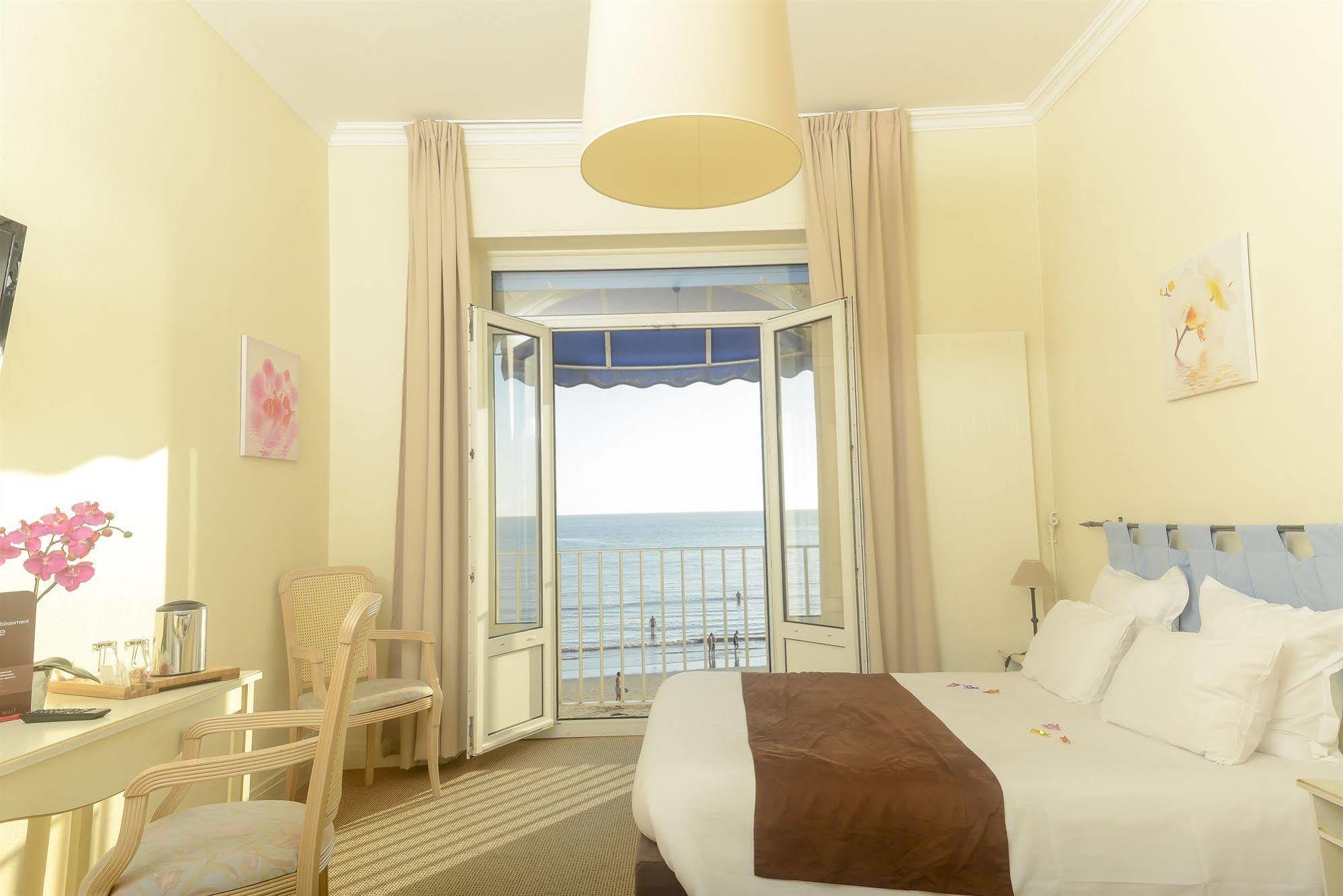 Cerise Royan - Le Grand Hotel De La Plage Exterior photo